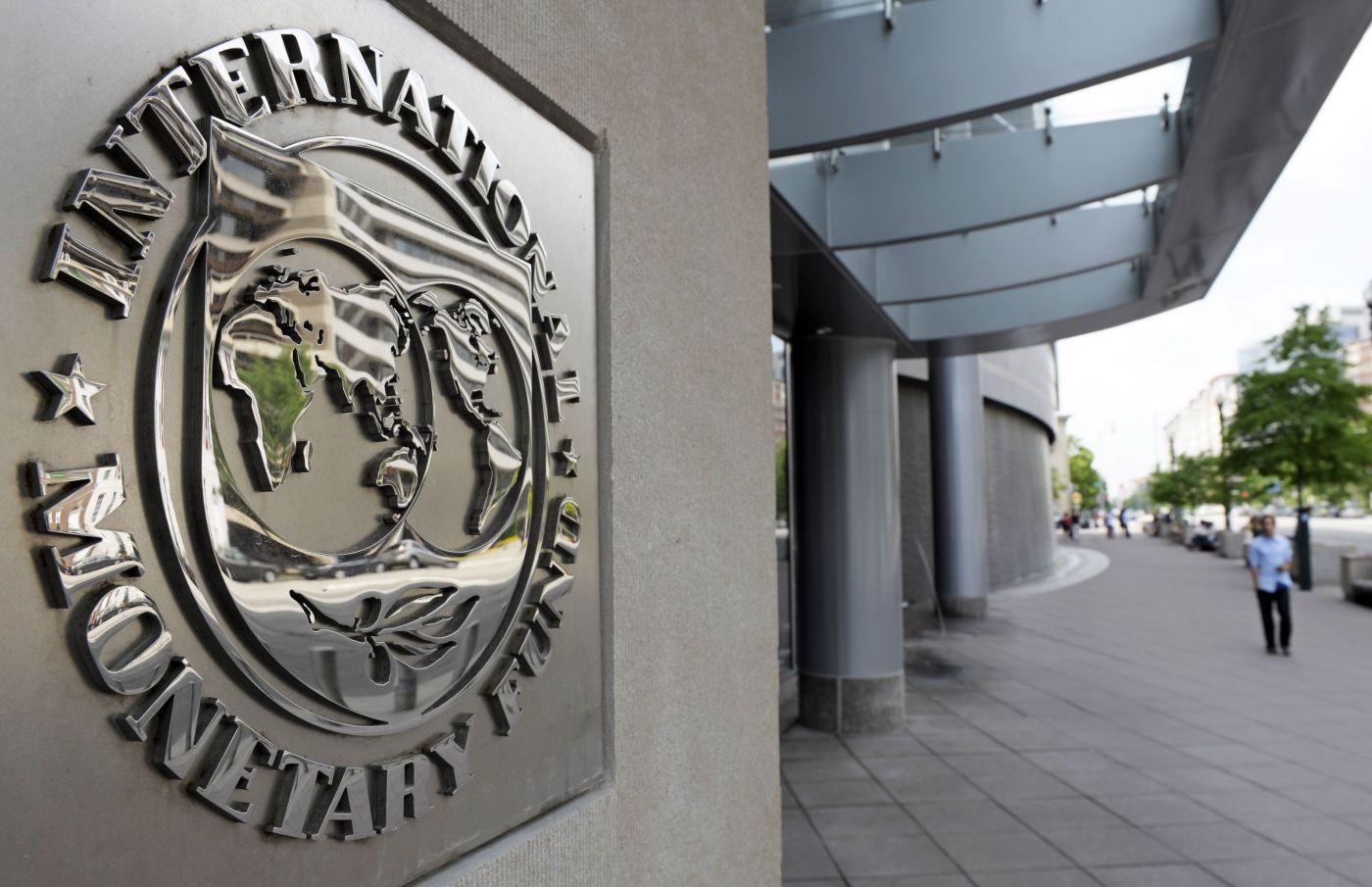 Vàng hưởng lợi khi IMF hạ triển vọng tăng trưởng toàn cầu, nhấn mạnh ‘sự hồi phục mang tính phân kì’
