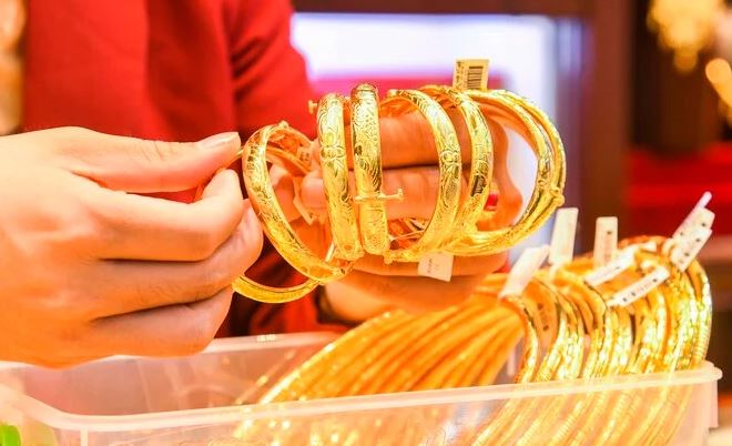 Bảng giá vàng sáng 24/4: SJC vút lên gần 84 triệu đồng, vì sao giá vàng miếng vẫn tăng mạnh sau phiên đấu thầu?